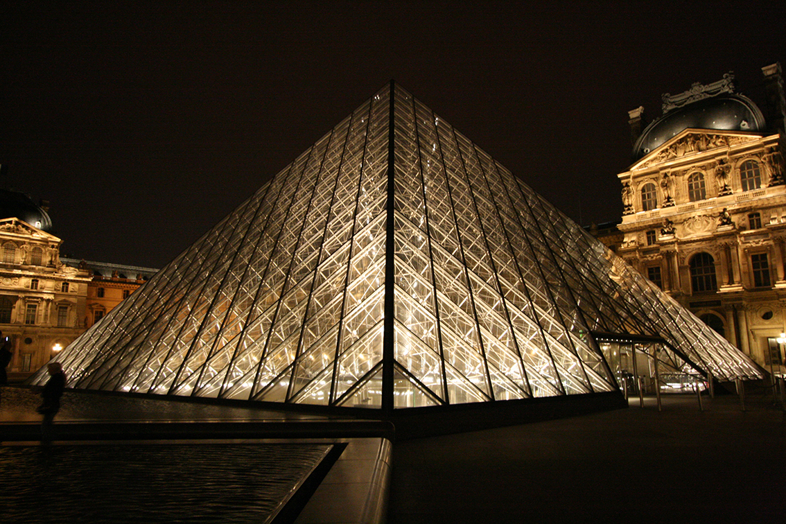 7 La piramide  TERZA CLASS
IL PRISMA	GIANNA RANDELLI
Questa immagine del Louvre di notte esalta il contrasto tra larchitettura classica e il linguaggio contemporaneo della piramide di vetro. Linquadratura simmetrica enfatizza la struttura della piramide
