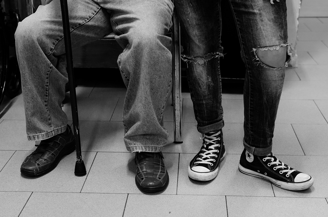 28 Senza titolo QUINTA CLASS
FERMO IMMAGINE	FERNANDO PALMERINI
Questa fotografia in bianco e nero gioca con il linguaggio del contrasto generazionale, focalizzandosi esclusivamente sulle gambe e sui piedi di due persone appartenenti a epoche diverse. Da u