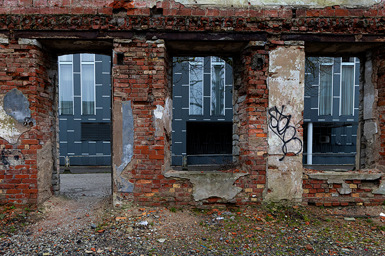 CENTRO SPERIMENTALE	MARCO PARENTINI
Questa immagine offre una potente riflessione sul tema dellantico e del moderno attraverso il contrasto tra la rovina in mattoni rossi e la struttura contemporanea sullo sfondo. Le finestre senza vetri della vecchia co