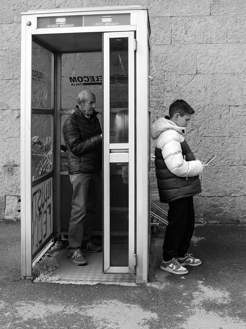 20 Il vecchio e il giovane NONA CLASS
CENTRO SPERIMENTALE	PAOLA PAOLI
Questa immagine sintetizza con straordinaria immediatezza il tema del confronto generazionale attraverso il mezzo della comunicazione. Da un lato, lanziano nella cabina telefonica, luo