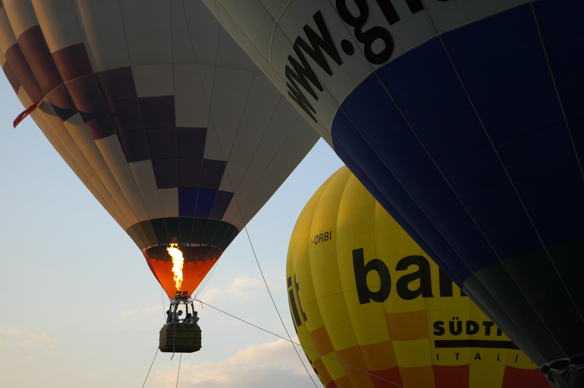 34 - Volo di altri tempi QUARTO CLASS
IDEAVISIVA MARCELLO SCAPECCHI

E il momento della partenza delle mongolfiere, che si innalzano lentamente nel cielo, illuminate da una luce calda, forse dell'alba o del tramonto. E un modo di viaggiare lento per nat
