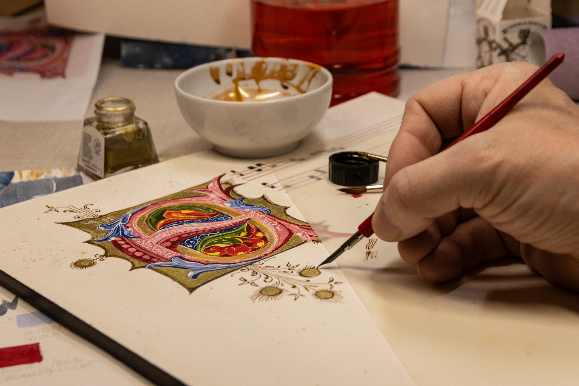 12 - Arte laboriosa, preziosa e lenta OTTAVO CLASS
CENTRO SPERIMENTALE CLAUDIA BUFALINI

Limmagine  una celebrazione visiva dell'artigianalit, del tempo dilatato del fare creativo, esaltando il processo pi che il risultato finito. Una mano applica det