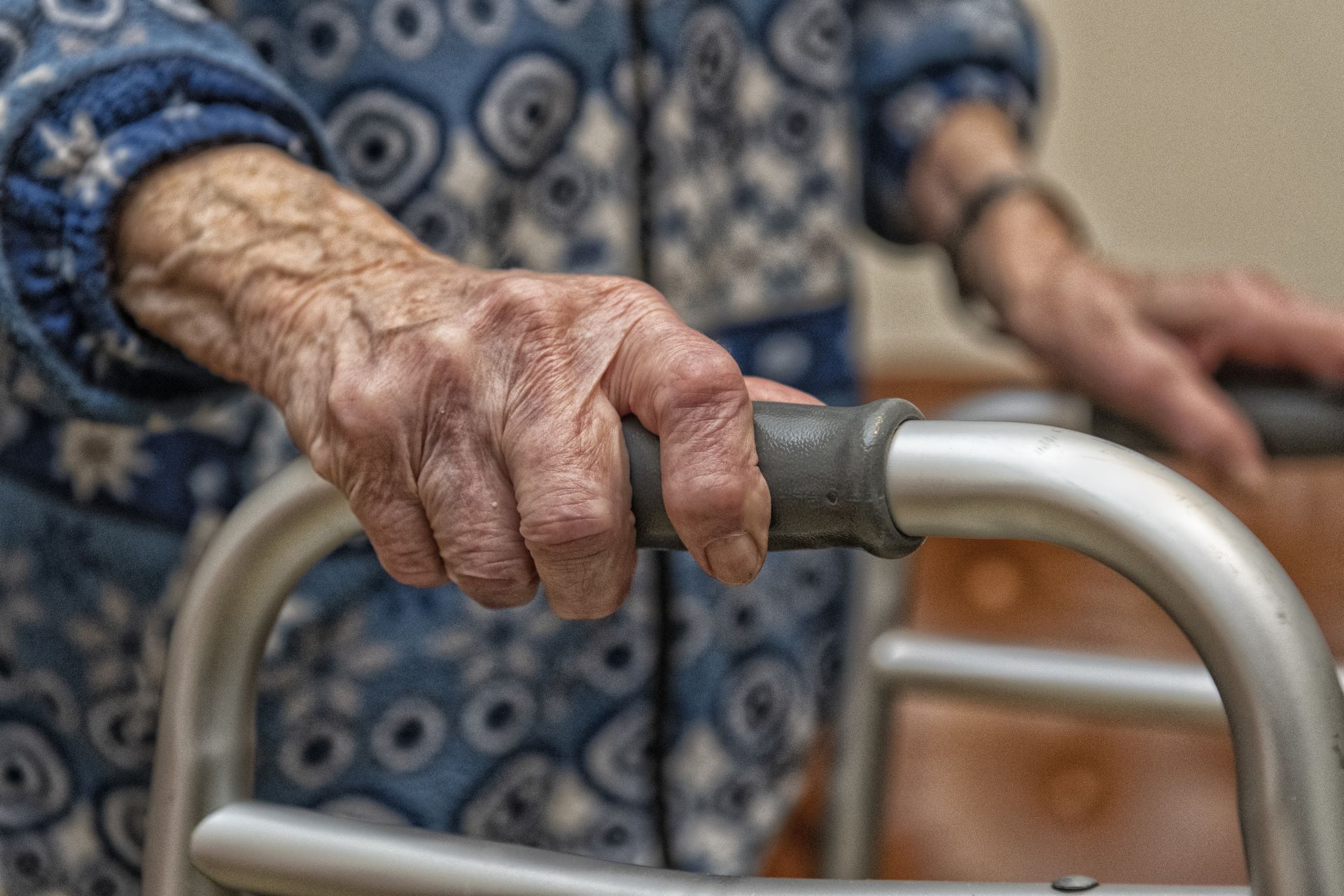  Foto n   9 PRIMA CLASS-
IL BACCHINO	FABRIZIO BINI
- SILVANA E IL SUO TEMPO. Il deambulatore in uso e la carnagione della signora, di cui vediamo il particolare, mostrano un'et molto avanzata che ha operato i suoi effetti sulla carnagione. L'inquadratu