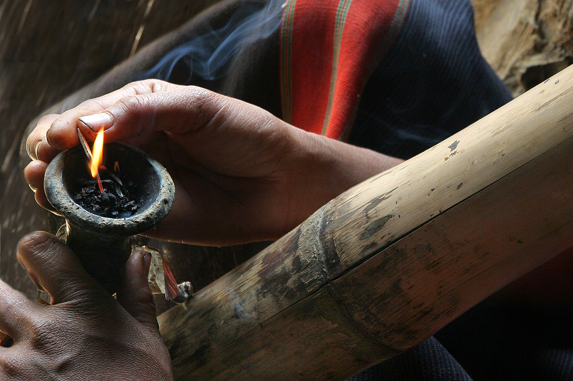 Foto n  12 OTTAVA CLASS-
IMAGO CLUB 	CARLO MOSCARDI
- MOMENTO DI RELAX. Il fornello di una pipa all'uso orientale  riempito di qualcosa che le mani stanno incendiando per dare, col fumo prodotto dalla combustione, piacere e relax al fumatore. Il cannel