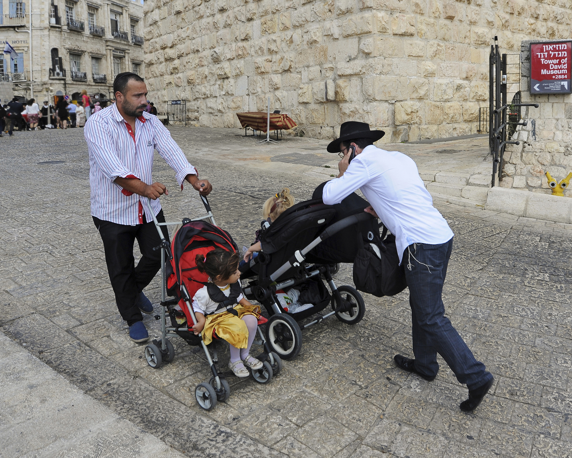 4. SECONDA CLSS --
IL CASTELLO MARCO MANETTI
OPPOSTI IN TUTTO PURTROPPO La Street Photography consente di cogliere attimi irripetibili che altrimenti si susseguirebbero nella realt senza lasciare traccia.  un genere che si rivela tanto pi interessante