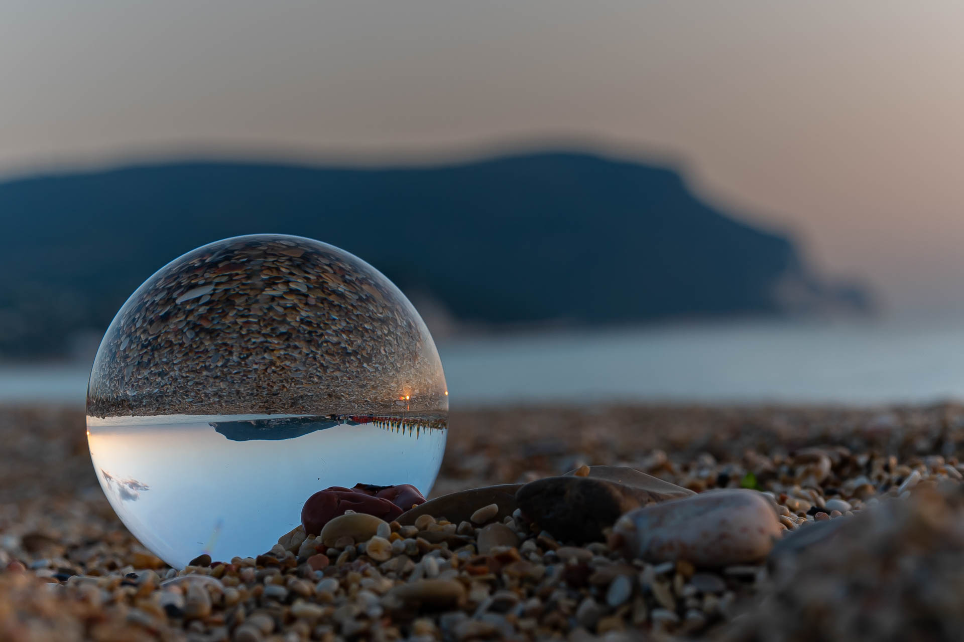 20.QUARTA CLASS--
IL BACCHINO ILARIA BELLUCCI
IL SOTTOSOPRA In questa ottima immagine troviamo pi piani di lettura: si tratta infatti di una fotografia che rappresenta un elemento di tecnica fotografica creativa, la sfera di cristallo o lensball, in grad