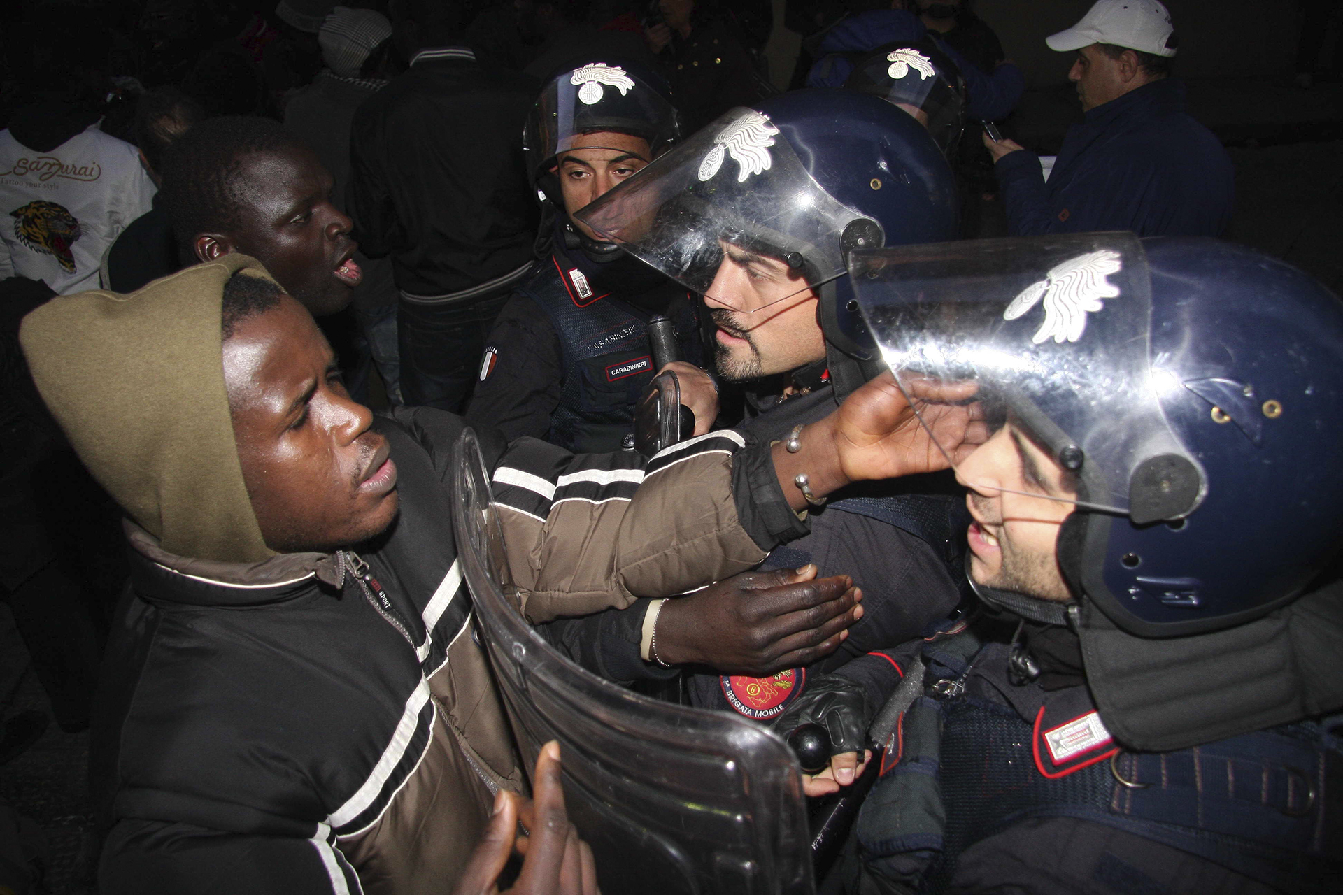 30. QUINTA CLASS-
IDEAVISIVA STEFANO CIRINEI
GLI OPPOSTI DELLA PROTESTA In questa fotografia di reportage, troviamo concitazione e contrapposizione: laspetto sociale e politico  posto in primo piano da parte dellautore, che decide di rappresentare le f