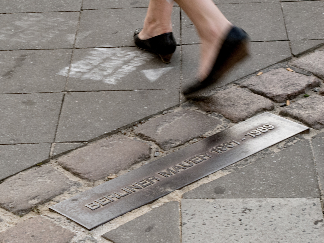 19  SECONDA CLASS

CENTRO SPERIMENTALE RENZO CARLESI
Berlino oltre il muro
Una targa Bronzea  quella che ci ricorda gli anni disastrosi in cui il Muro di Berlino (1961-1989), che un tempo divideva concretamente la stessa citt e simbolicamente la German