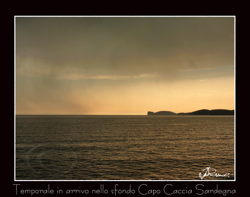 Sardegna Alghero nello sfondo lo scoglio di Capo Caccia . In arrivo il temporale.  