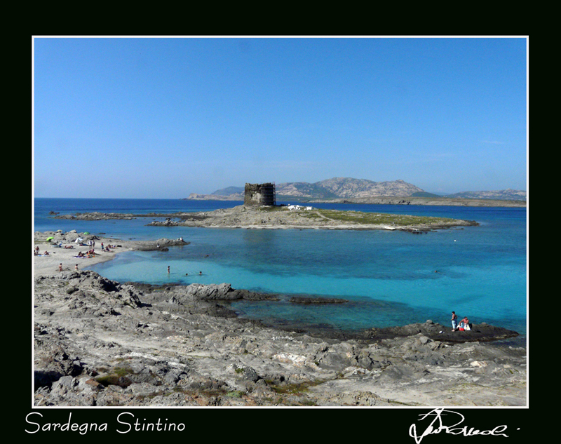 Stintino - Sardegna 
La principale attrattiva turistica  la spiaggia de La Pelosa, collocata nell'estremo lembo nord-occidentale della Sardegna, ed affacciata sul Golfo dell'Asinara e sull'omonima isola;  contraddistinta da una sabbia bianca finissima e