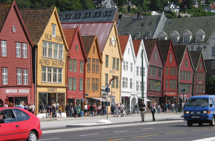 Bergen   Norvegia 
Si trova nella contea di Hordaland, della quale  il capoluogo amministrativo ed  considerata la porta ai fiordi della Norvegia