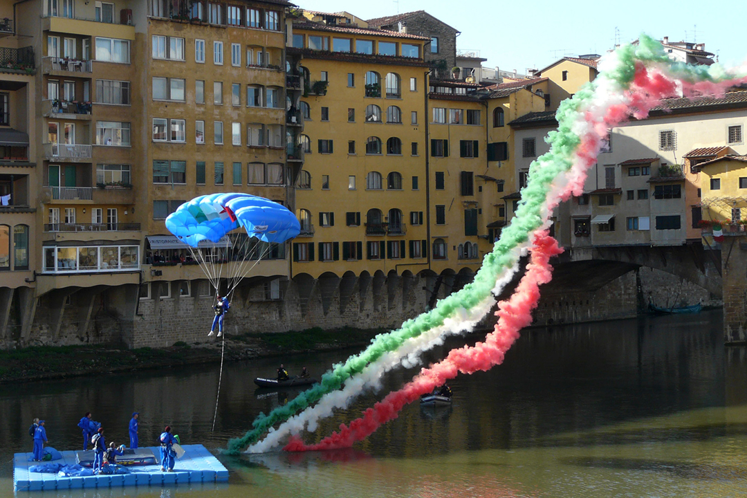 Firenze - Lancio di paracudisti in Arno 