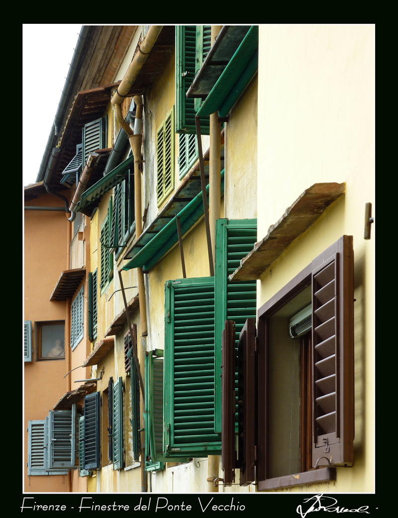 Firenze -
Le finestre dei negozi di Ponte Vecchio