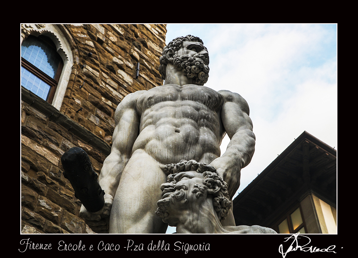 Firenze P.za Signoria 
Gruppo scultoreo di Ercole e Caco.
Fu realizzato da Baccio Bandinelli, su commissione di Clemente VII e Ale.
