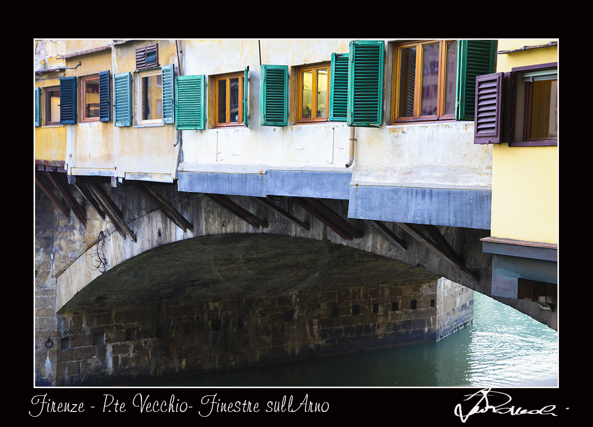 Firenze -P.te Vecchio- 
Scorcio delle finestre sul famoso ponte medievale- Ponte Vecchio- sul fiume Arno.